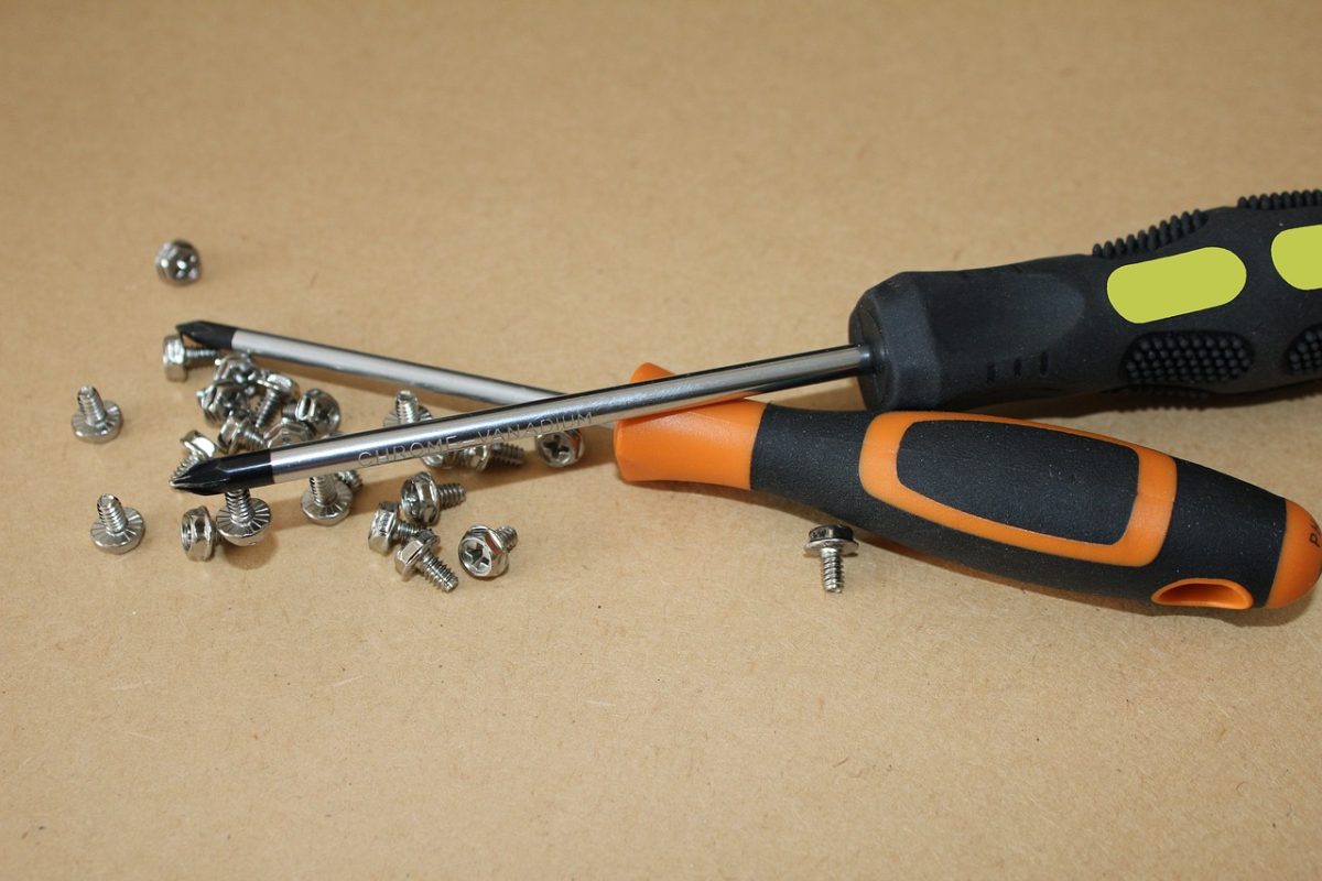 Jakie działania podjąć, kiedy lodówka nie chłodzi, a pralka przecieka? Poradnik krok po kroku